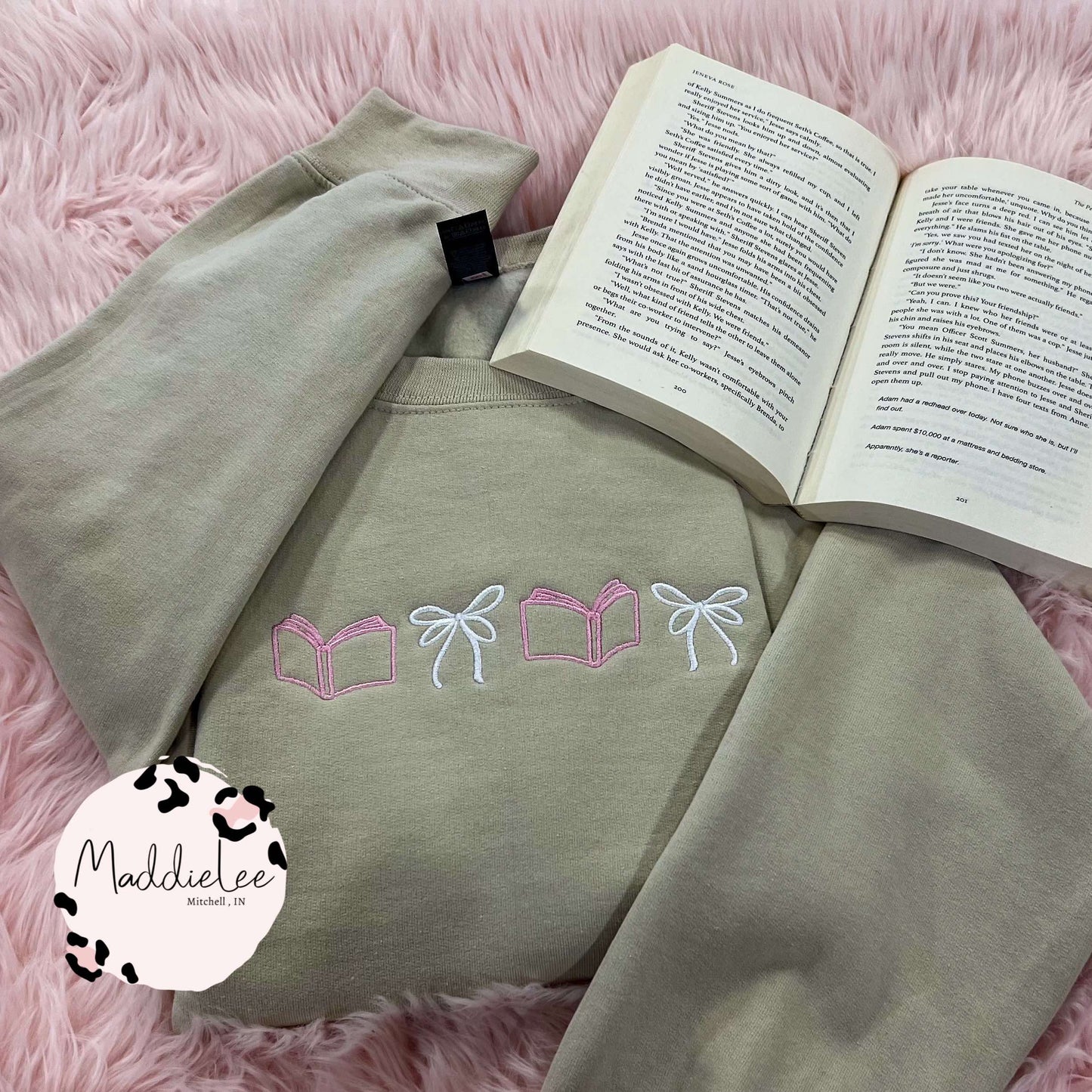 Book Bow EMB. Crewneck