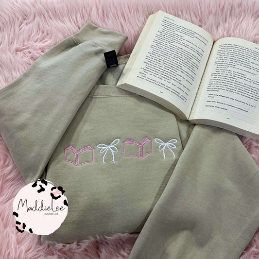 Book Bow EMB. Crewneck